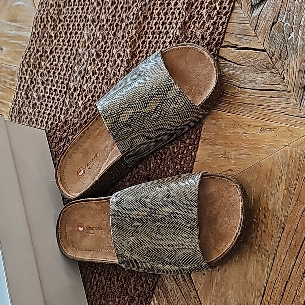 New CLARKS  leather slides! 5.5